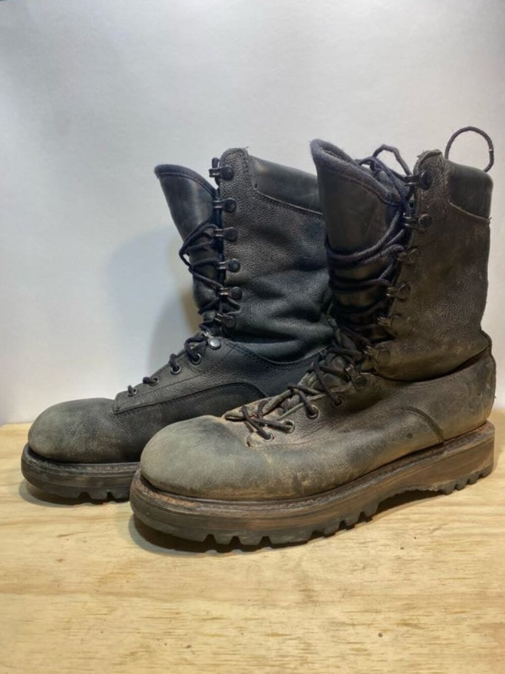 Canadian Wet Weather Combat Boots Size 265/100 US 9 GORETEX And Vibram Sole